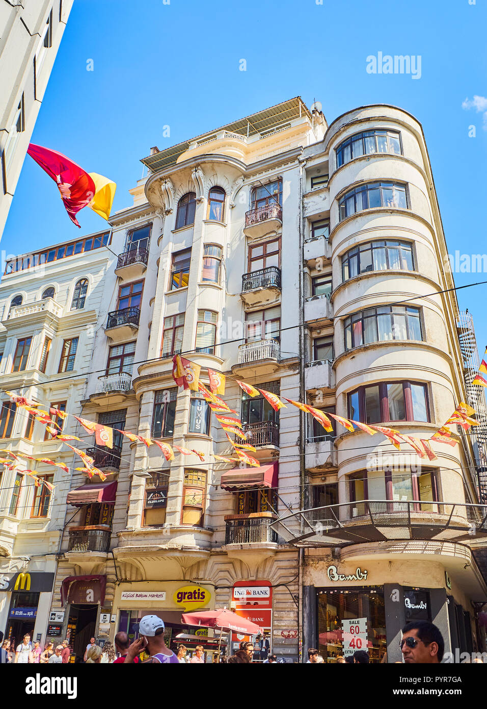 Animation de la rue Istiklal, ornés de fanions du Club sportif de Galatasaray. Quartier de Beyoglu. Istanbul, Turquie. Banque D'Images