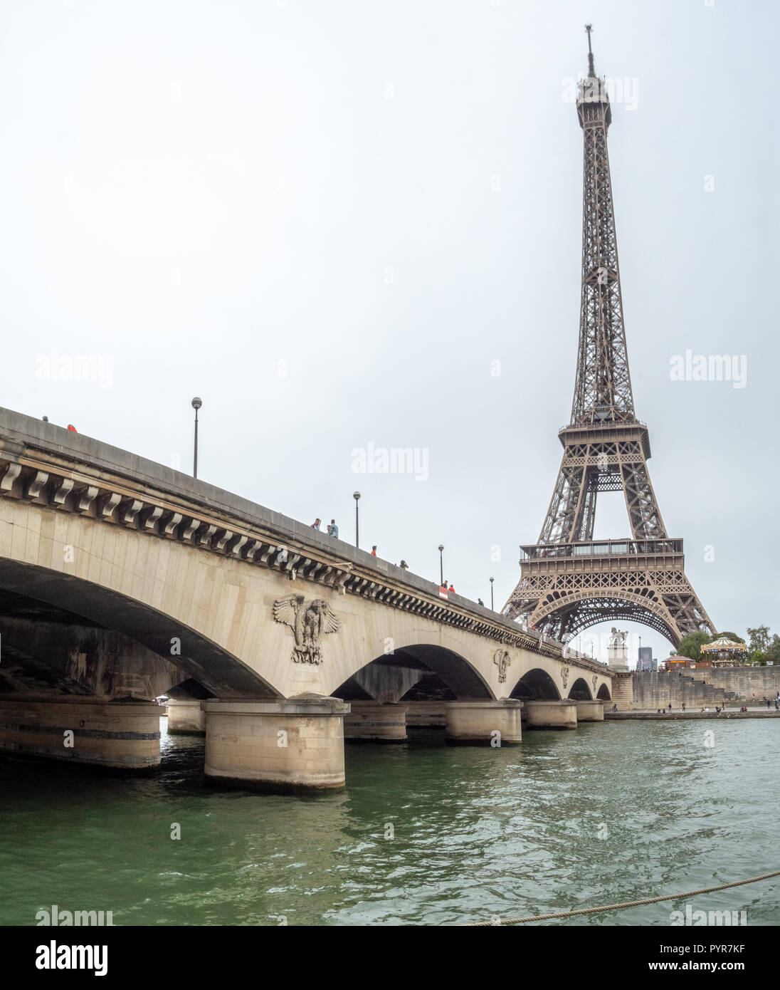 Vue sur la Tour Eiffel à partir de la rivière à côté de grand pont Banque D'Images