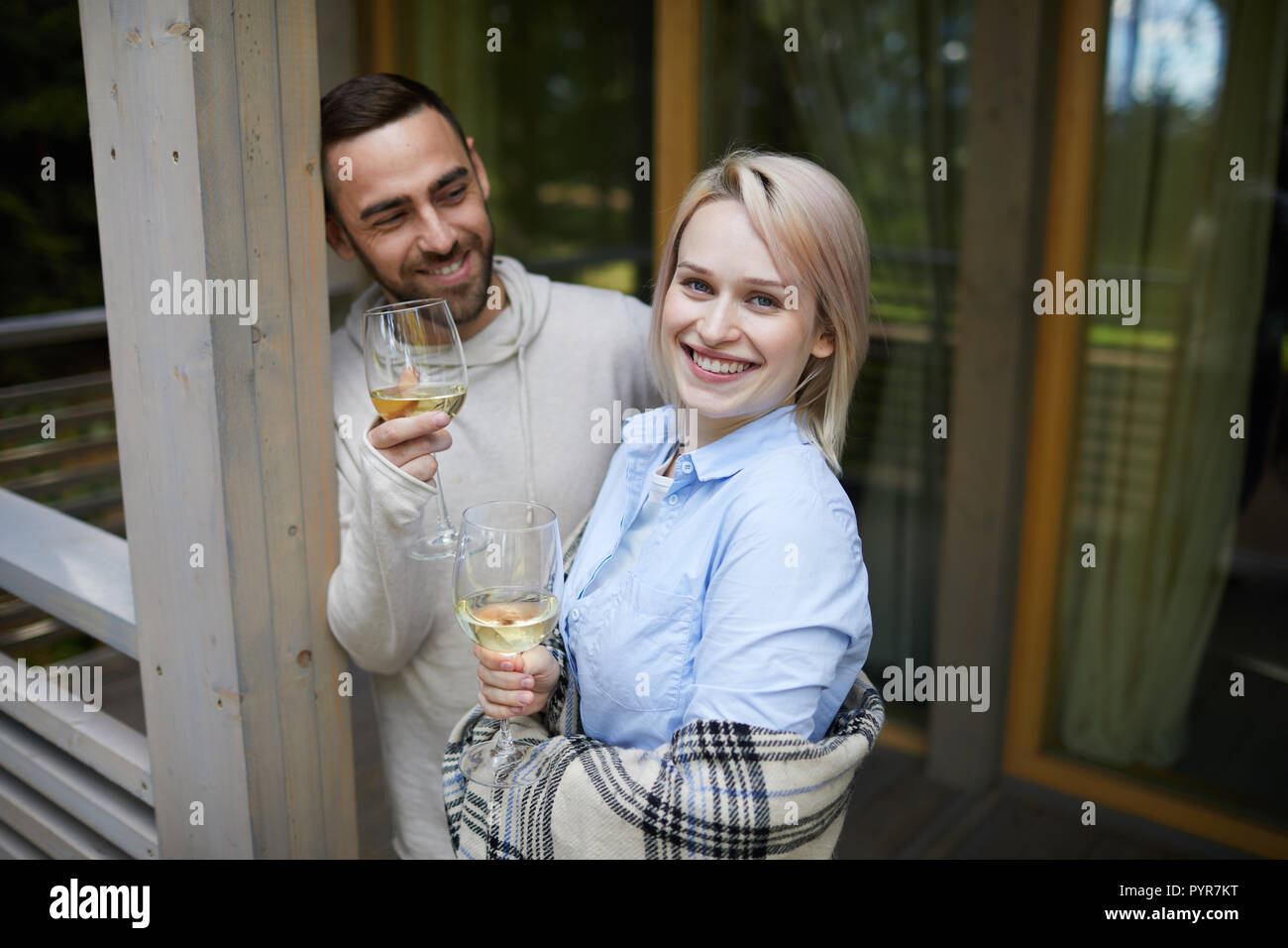 Couple romantique avec du vin Banque D'Images