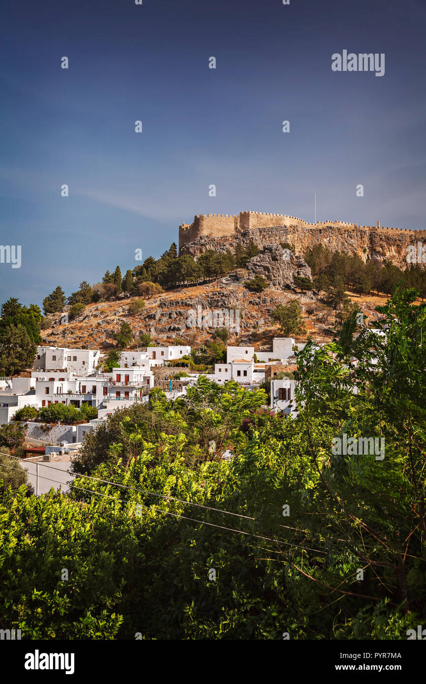 Village de Lindos avec une forteresse sur une colline. Rhodes, Grèce. Banque D'Images