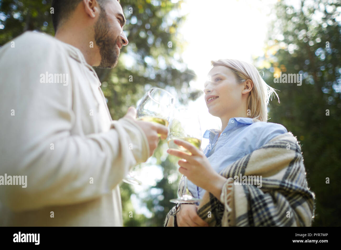 Amorous Couple Drinking Wine Banque D'Images