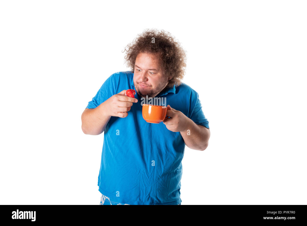 Gros Homme Drole Avec Mug Manger Un Gateau Joyeux Anniversaire La Joie Et Le Plaisir Photo Stock Alamy Gros Homme Drole Avec Mug Manger Un Gateau Joyeux Anniversaire La Joie Et Le Plaisir Photo Stock Alamy
