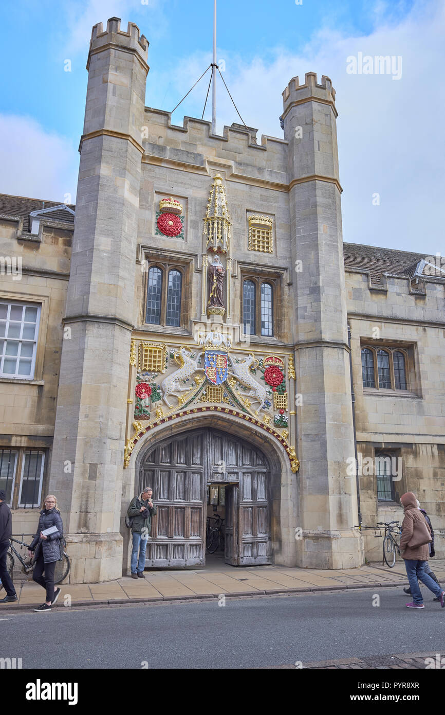 Rénové, repeint, renouvelé d'emblèmes sur la façade d'entrée mur tour à Christ College, Université de Cambridge, en Angleterre. Banque D'Images