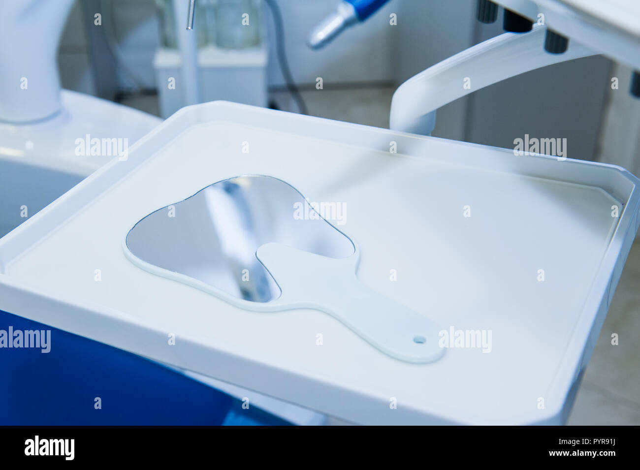 Dentiste mirrow sur la surface de travail avec d'autres équipements sur le contexte en cabinet dentaire. Focus sélectif. Banque D'Images