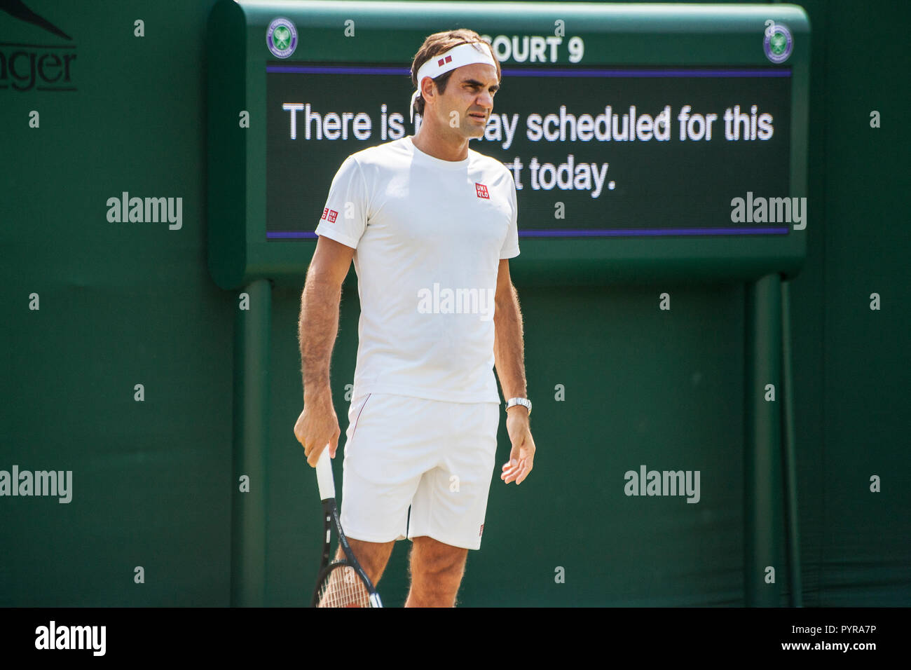 Roger Federer sur la pratique de l'extérieur du championnat de tennis de Wimbledon 2018 tribunaux Banque D'Images