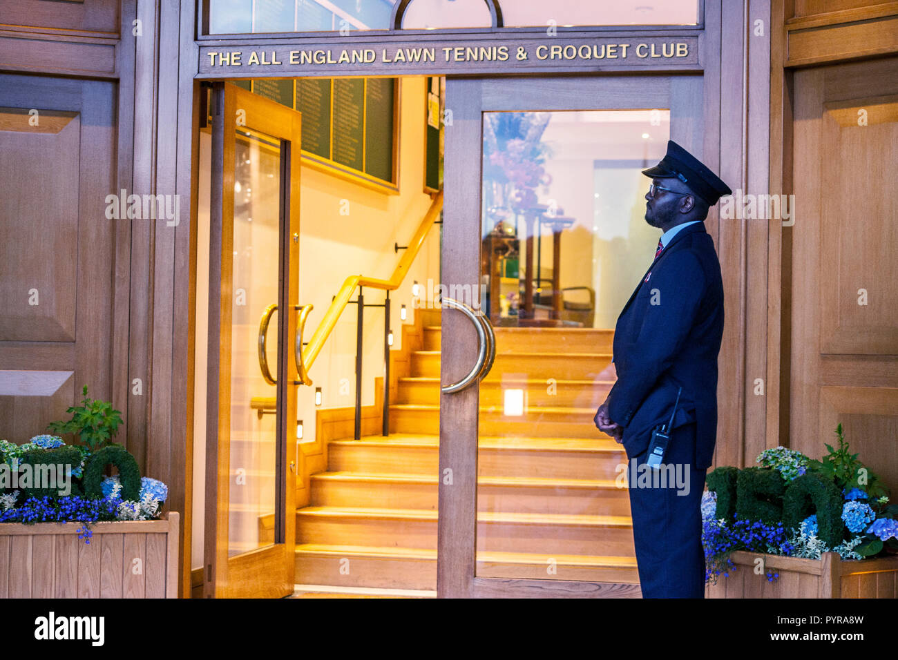 Un garde à l'extérieur de la Wimbledon All England Club Banque D'Images