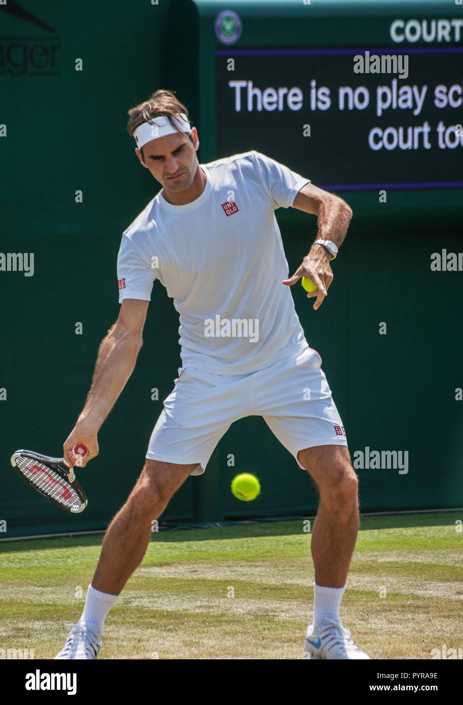 Roger Federer sur la pratique de l'extérieur du championnat de tennis de Wimbledon 2018 tribunaux Banque D'Images
