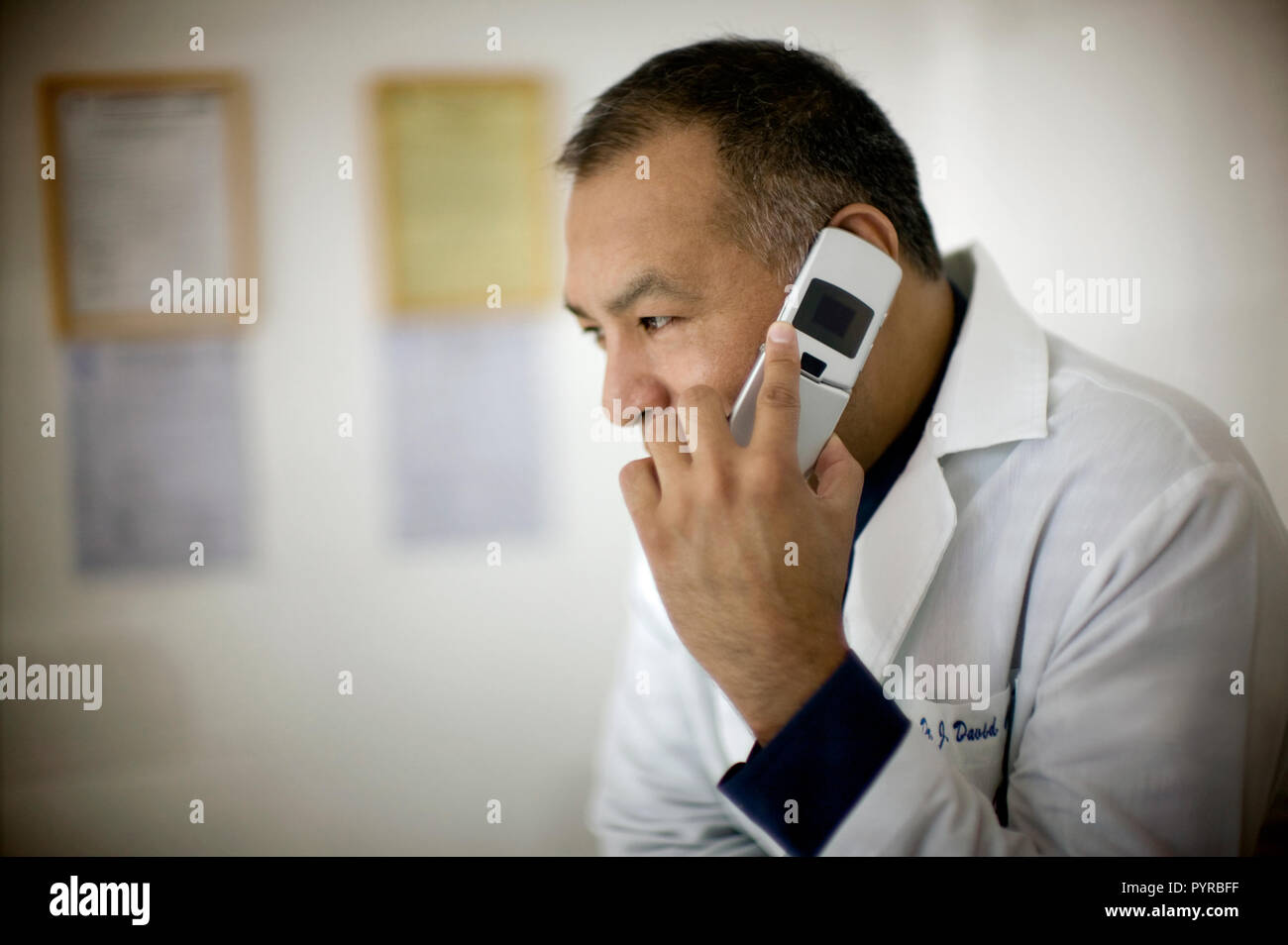 Vue latérale d'un homme en conversation sur le téléphone mobile. Banque D'Images