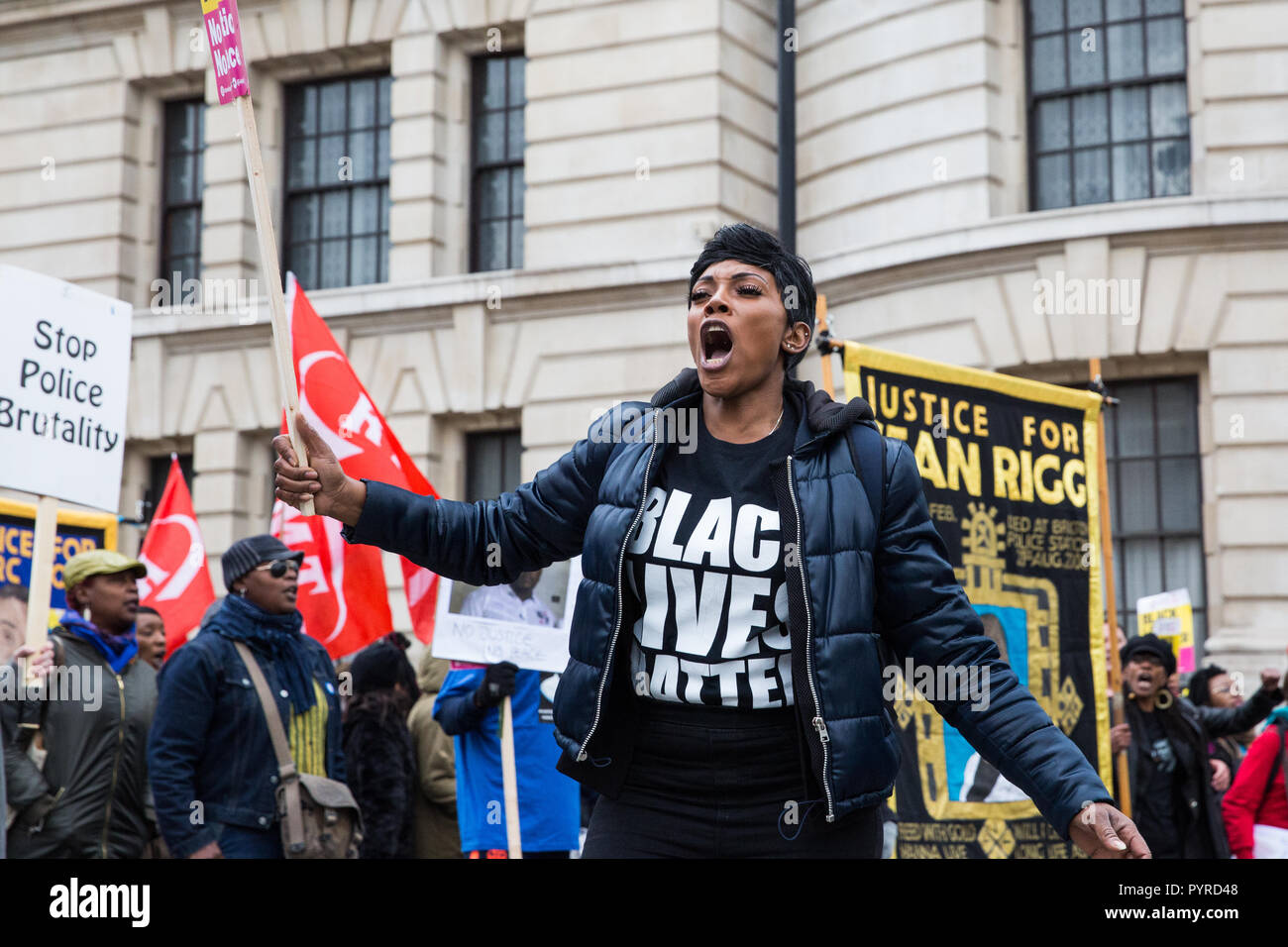 Londres, Royaume-Uni. 27 octobre, 2018. Brown-Burrell Kadisha, soeur de Kingsley Burrell, marches avec les autres participants du UFFC. Banque D'Images