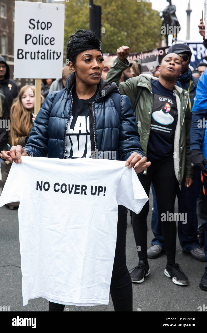 Londres, Royaume-Uni. 27 octobre, 2018. Brown-Burrell Kadisha, soeur de Kingsley Burrell, marches avec les autres participants du UFFC. Banque D'Images