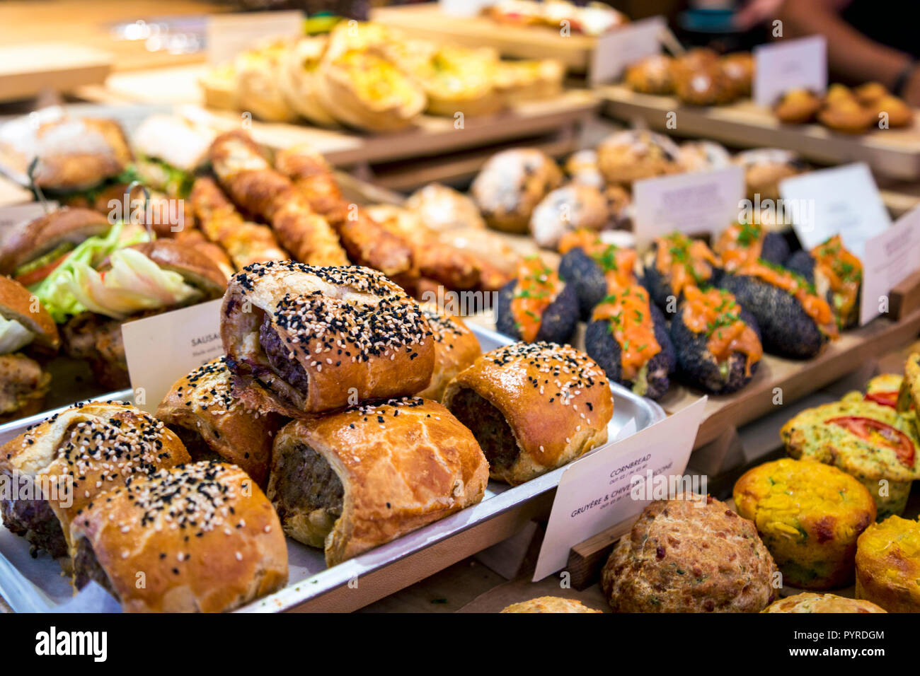 Délicieux rouleaux de saucisses et de pains et des sandwichs dans un café/boulangerie (Gail), London, UK Banque D'Images