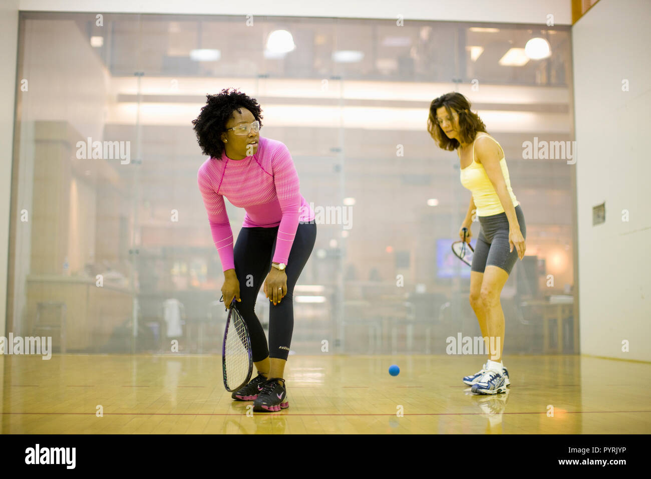 Deux femmes jouer racquetball ensemble. Banque D'Images