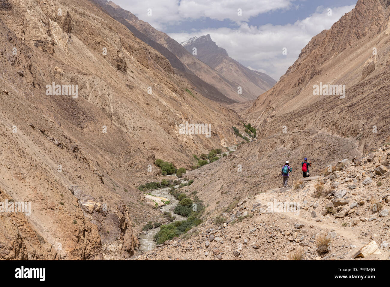 Les randonneurs en Darshai Darshai à gorge nord par Dara, Darshai, vallée de Wakhan, Tadjikistan Banque D'Images