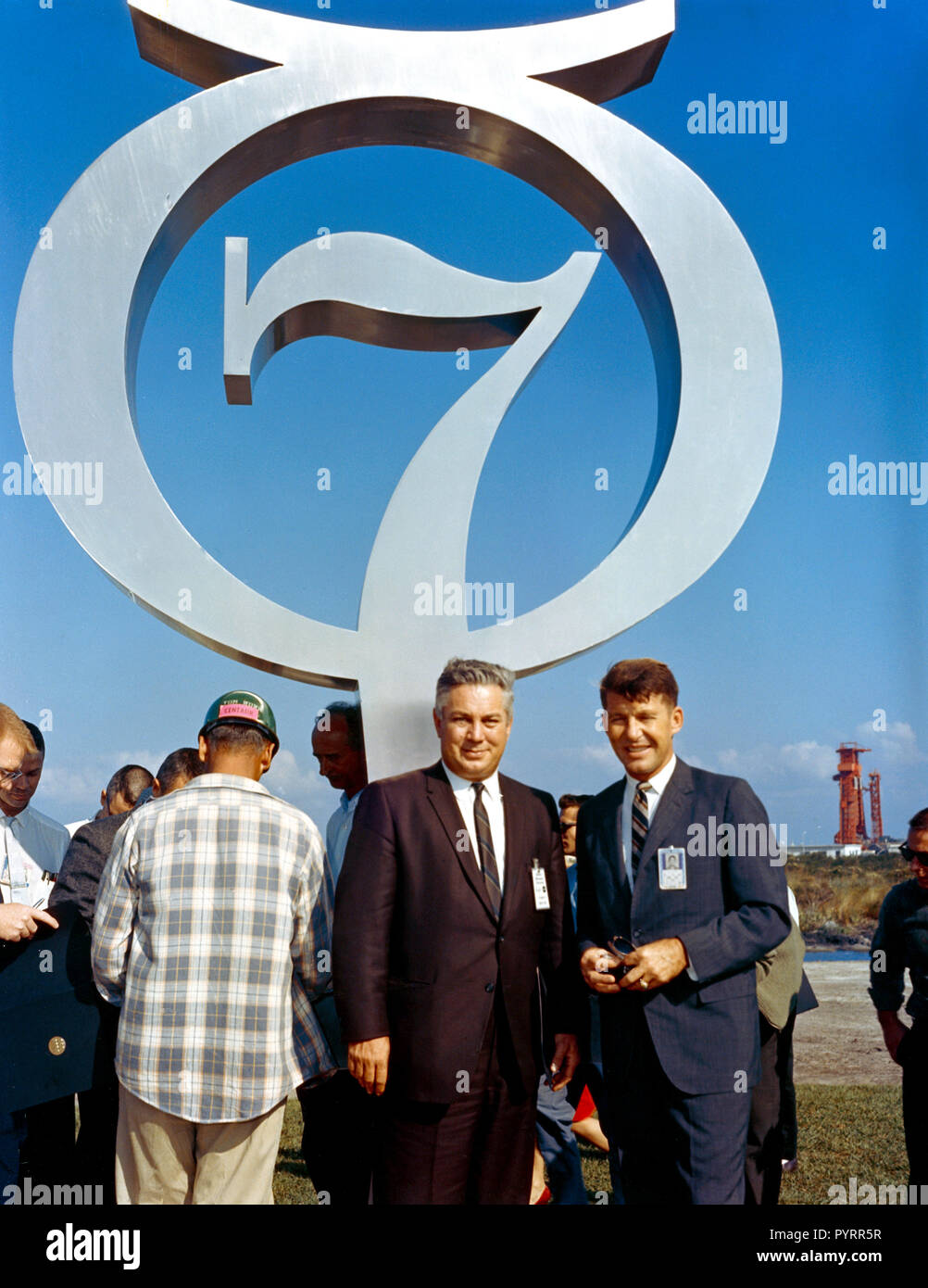 (1964) --- L'astronaute Walter Schirra Jr. (droite) et Walter Williams, Directeur adjoint de la Mission, que l'on voit au Mercury 7 memorial de dévouement. Banque D'Images