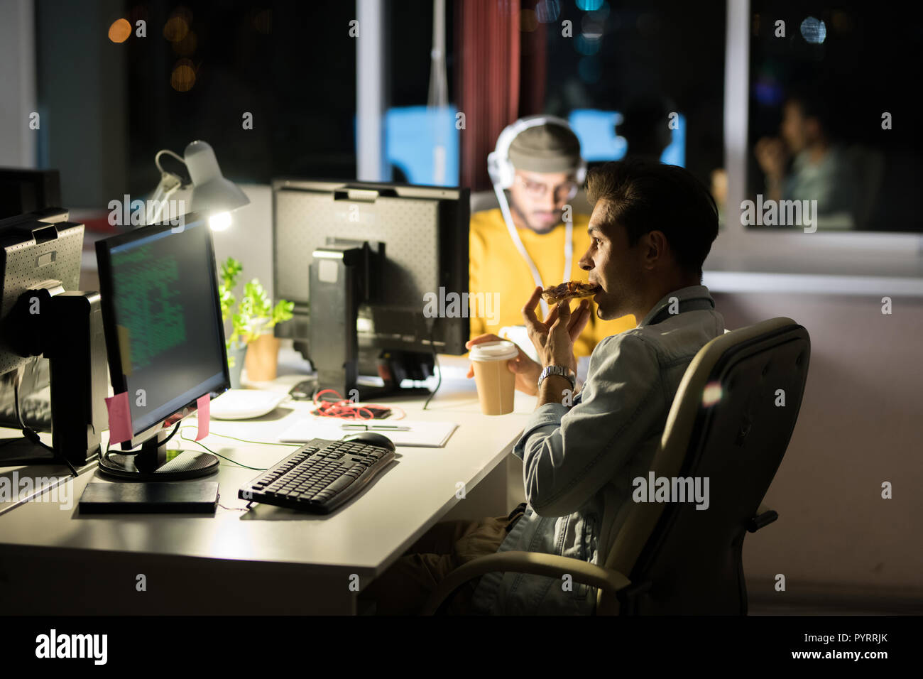 L'homme de consommer au lieu de travail Banque D'Images