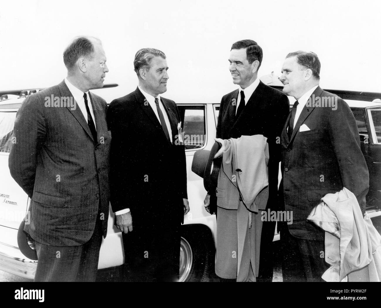 Deux membres du Congrès américain, accompagné par l'administrateur de la NASA James E. Webb, visité le Marshall Space Flight Center (MSFC) Le 28 avril 1964, pour une séance d'information sur le programme Saturn et une visite des installations. Ils sont (de gauche à droite) Le député Gerald Ford Jr., représentant républicain du Michigan ; Dr Wernher von Braun, directeur ; MSFC Le congressiste George H. Mahon, représentant démocratique du Texas ; et M. Webb. Banque D'Images