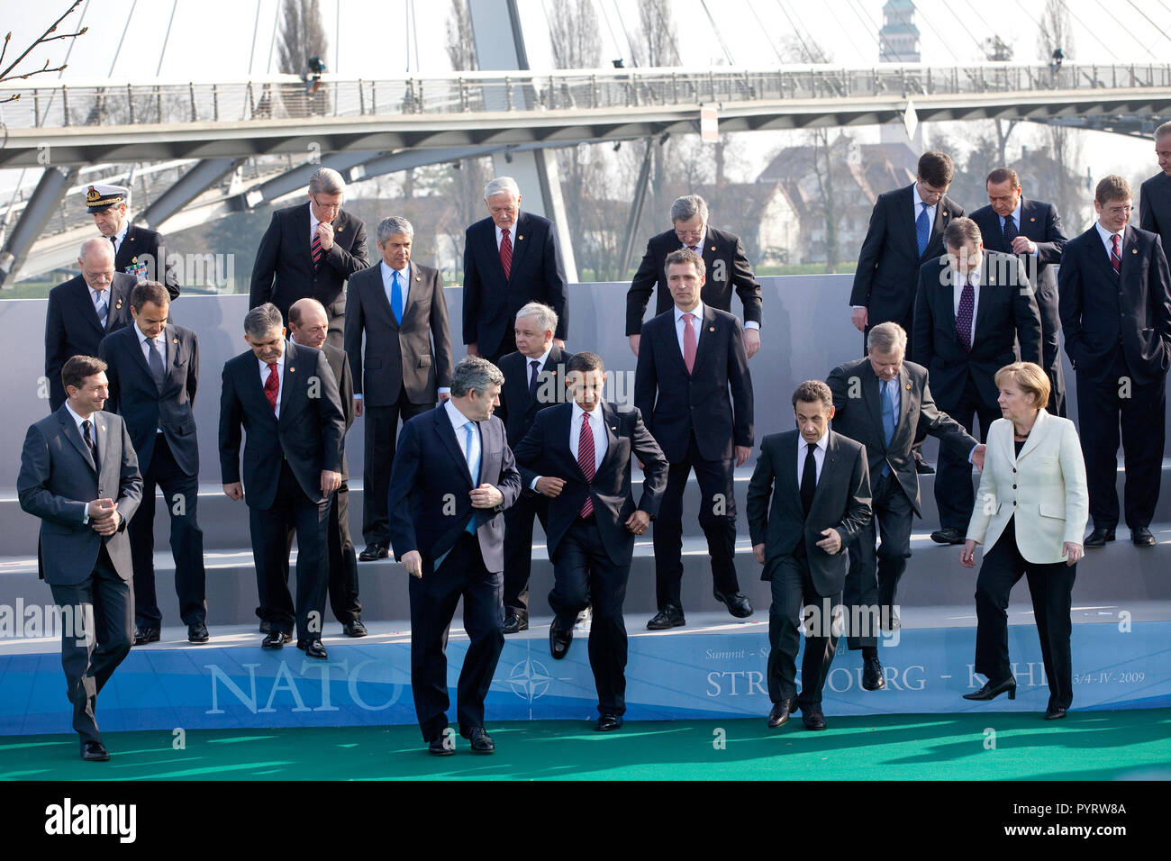 Le président Barack Obama, le Secrétaire général de l'OTAN, Jaap de Hoop  Scheffer, et d'autres dirigeants de l'OTAN l'étape vers le bas d'une  plate-forme de photo le 4 avril 2009, à la