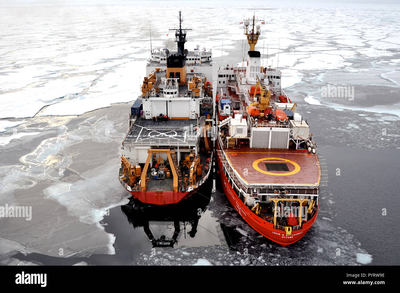 Océan Arctique - Le Navire de la Garde côtière canadienne Louis S. St-Laurent étroits jusqu'à les garde-côte de Healy dans l'océan Arctique le 5 septembre 2009. Les deux navires prennent part à un programme pluriannuel d'office dans l'Arctique qui aidera à définir le plateau continental arctique. Banque D'Images