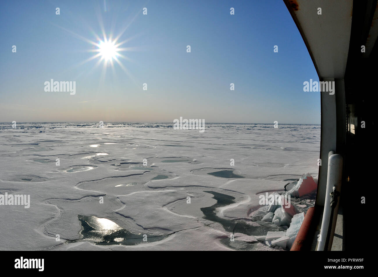 Le soleil brille au-dessus de l'océan Arctique le 1 septembre 2009. Banque D'Images