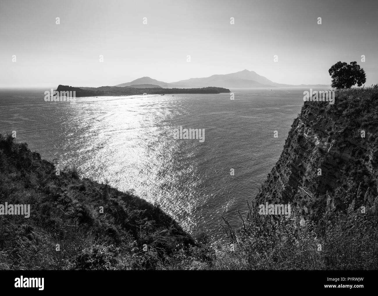 Vue paysage avant le coucher du soleil des îles de Procida-dans l'avant-plan et à Ischia en arrière-plan de Bacoli Hill, dans le sud de l'Italie. Banque D'Images