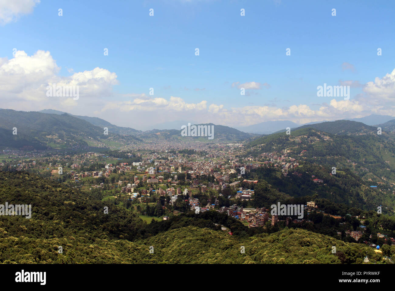 La vue de la vallée de Katmandou comme vu de Dhulikhel après une courte randonnée. Prises au Népal, août 2018. Banque D'Images