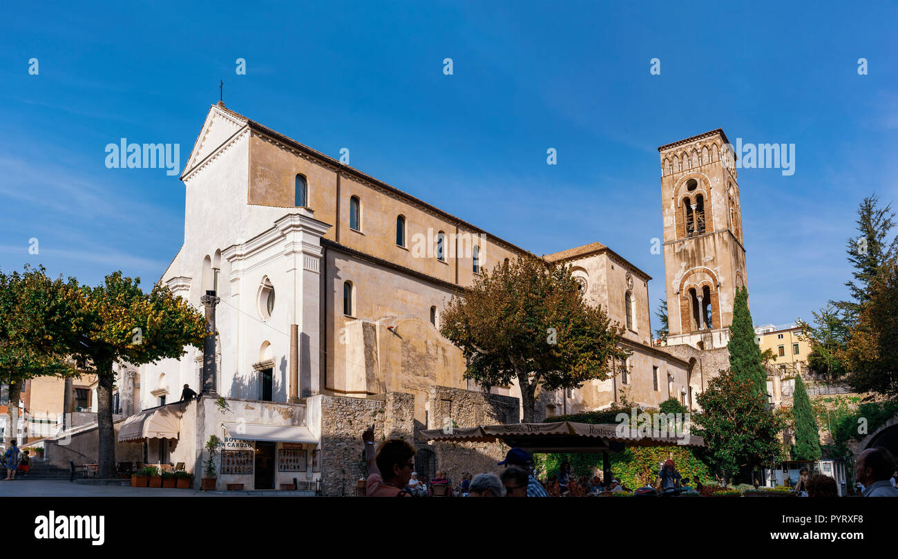 Low Angle View de la Duomo, église de Santa Maria Assunta, dans la place de l'Archevêché, Ravello, Côte Amalfitaine. Banque D'Images