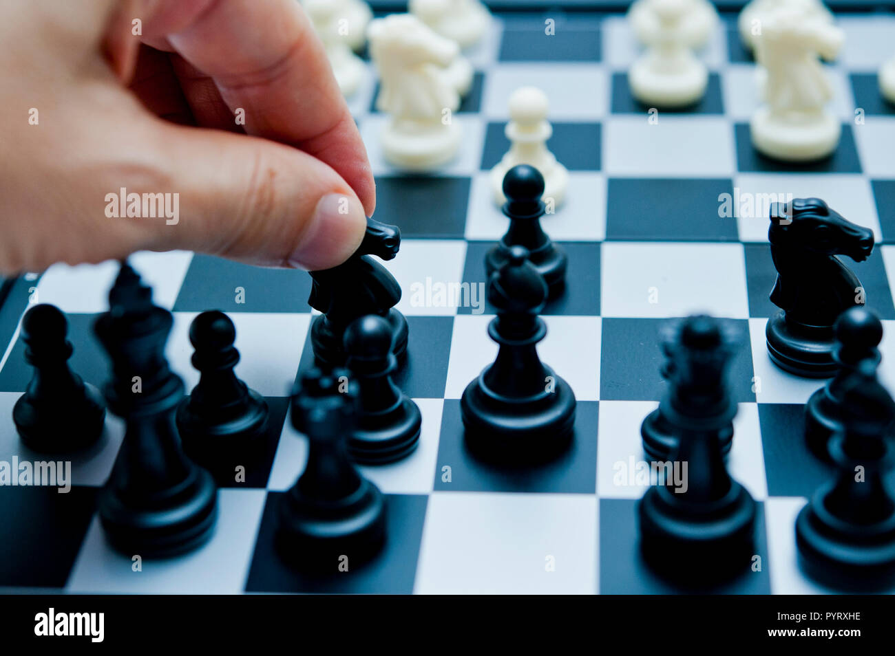 La main des hommes faisant un mouvement d'échecs Banque D'Images