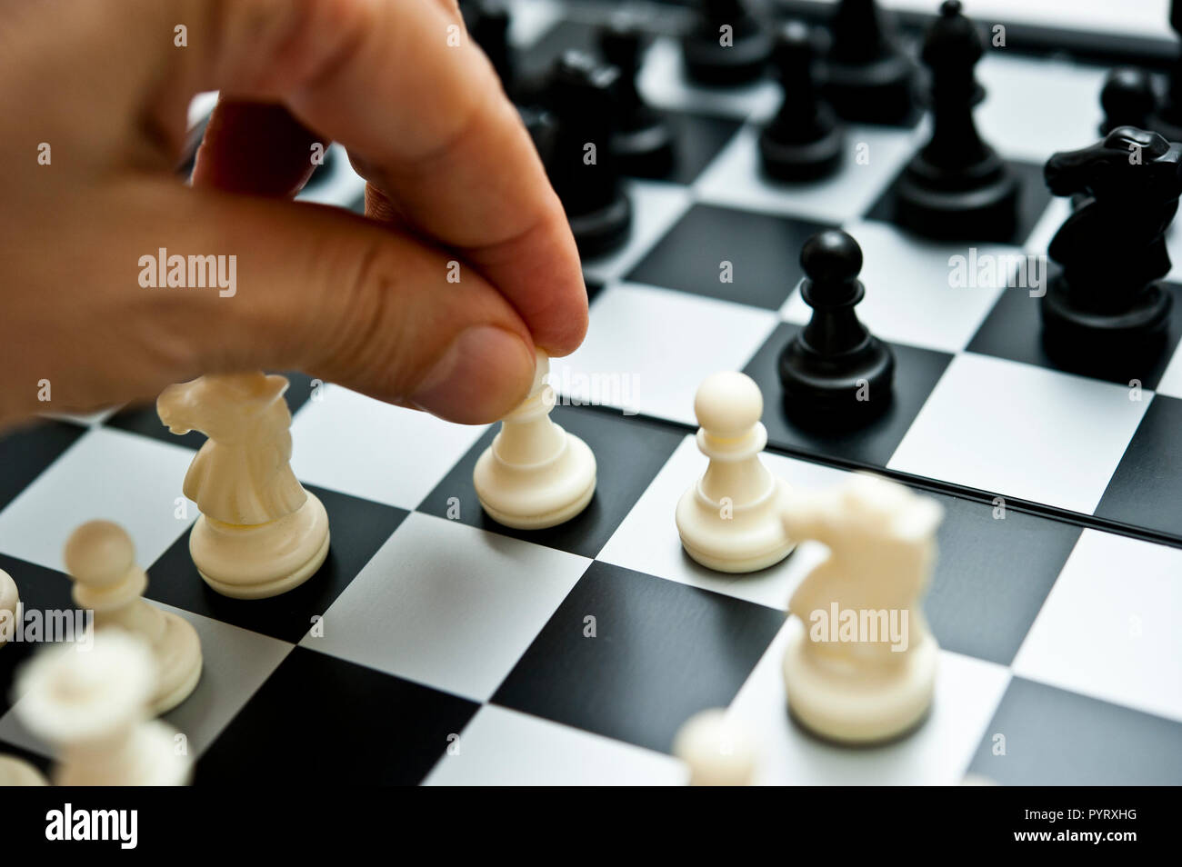 La main des hommes faisant un mouvement d'échecs Banque D'Images