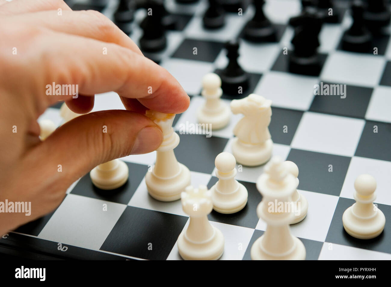 La main des hommes faisant un mouvement d'échecs Banque D'Images
