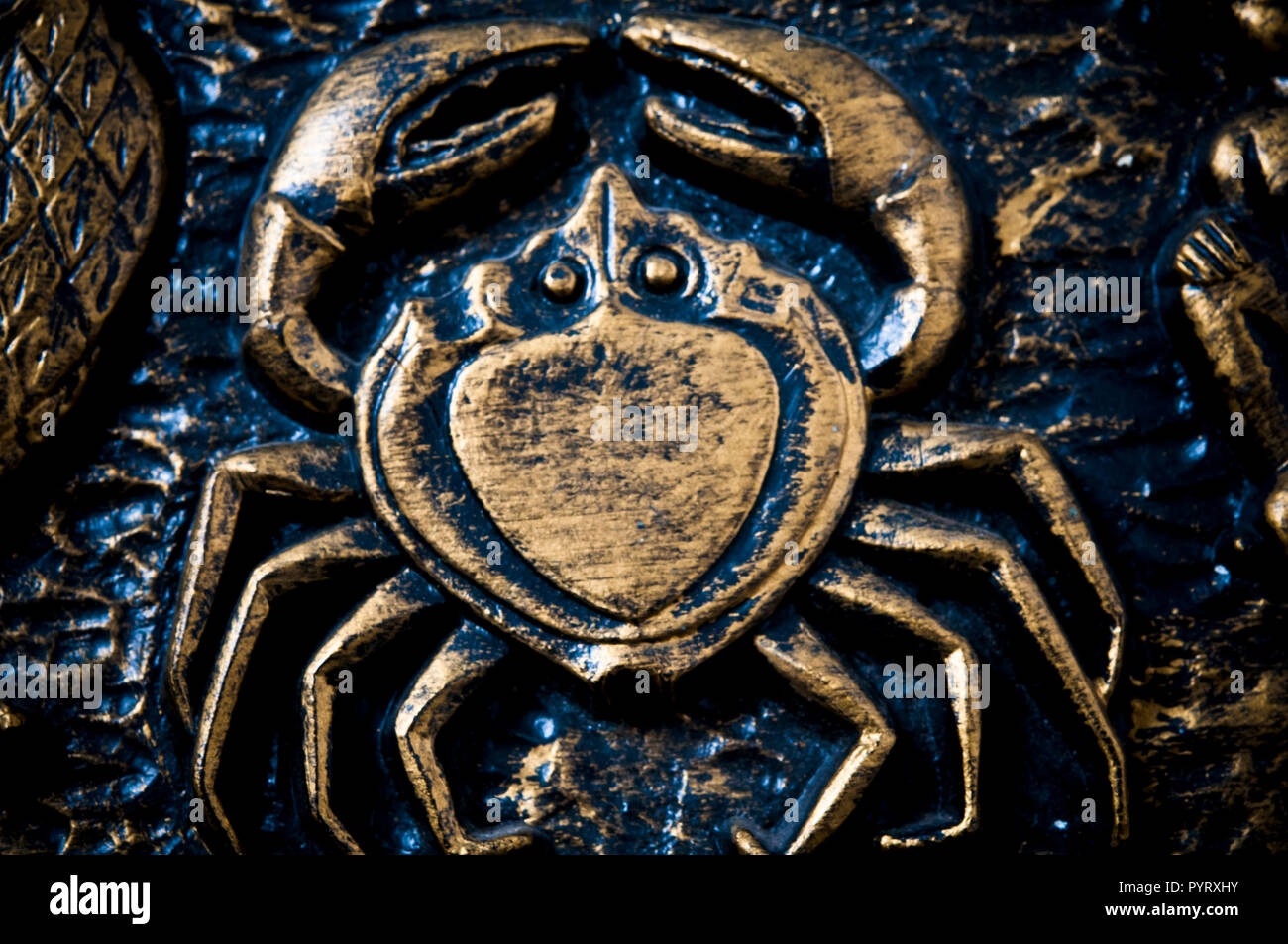 Détail de représentation artistique du signe astrologique du Cancer à partir d'une plaque d'antiquités Banque D'Images