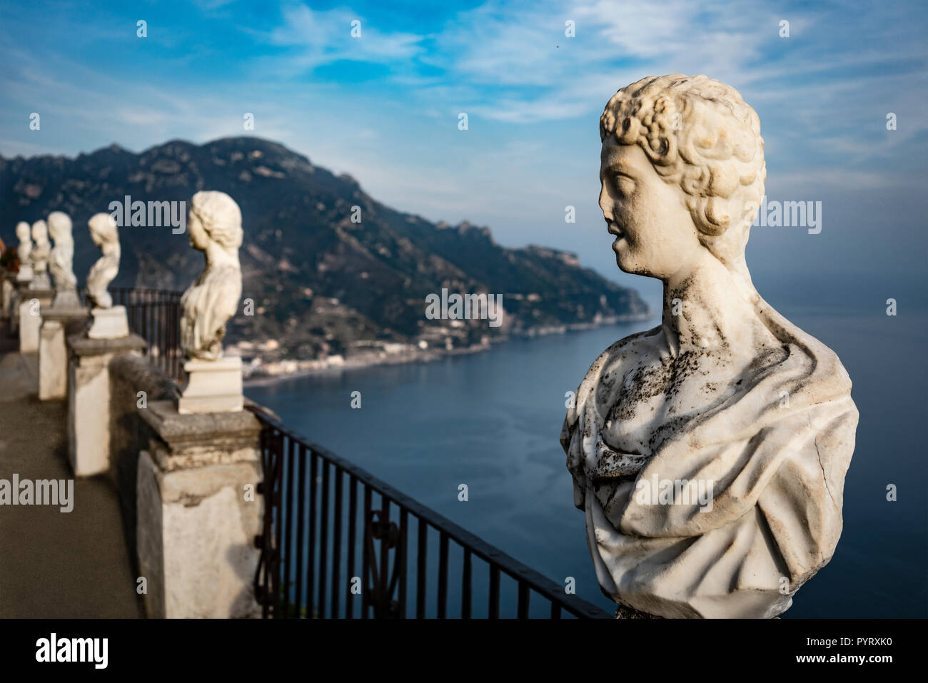 Bustes en marbre sur le soi-disant 'Infini' terrasse à la Villa Cimbrone à Ravello, Côte Amalfitaine, Site de l'UNESCO, Campanie, Italie. Banque D'Images