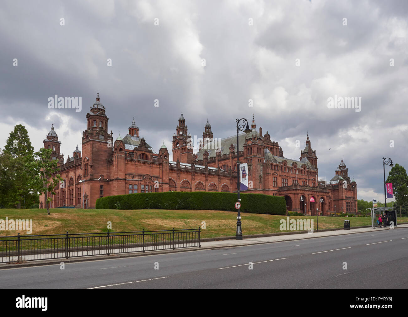 La Kelvingrove Art Gallery and Museum d'Argyll Street à Glasgow, Écosse, Royaume-Uni sur l'un des étés nuageux l'après-midi. Banque D'Images