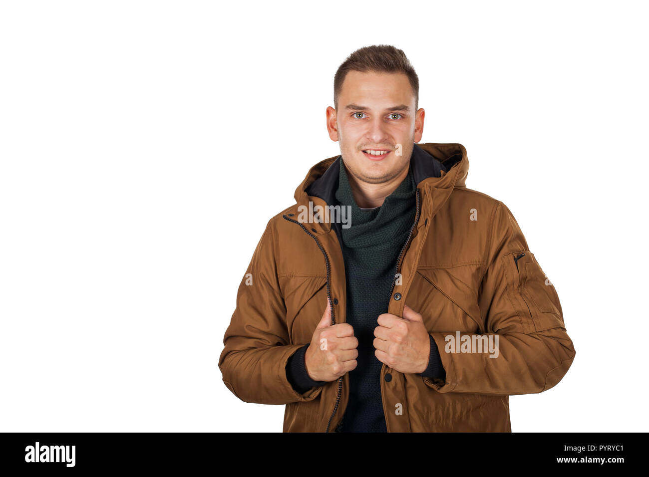 Beau jeune homme vêtu d'un parka d'hiver veste marron clair - sourire à  l'appareil photo sur fond isolé Photo Stock - Alamy