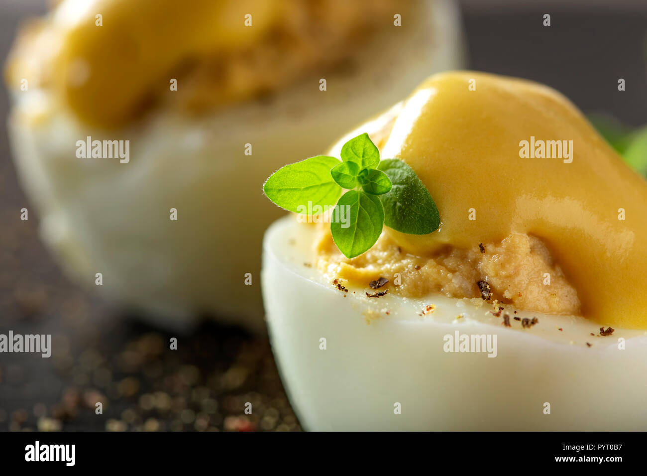 Oeufs farcis au foie de poulet, la mayonnaise et les fines herbes - vue rapprochée Banque D'Images