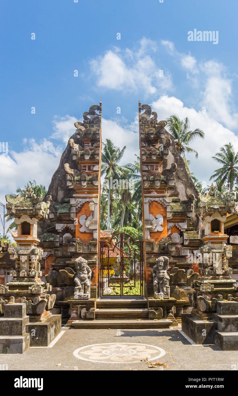 Entrée d'un vieux temple bouddhiste près de Ubud sur l'île de Bali, Indonésie Banque D'Images