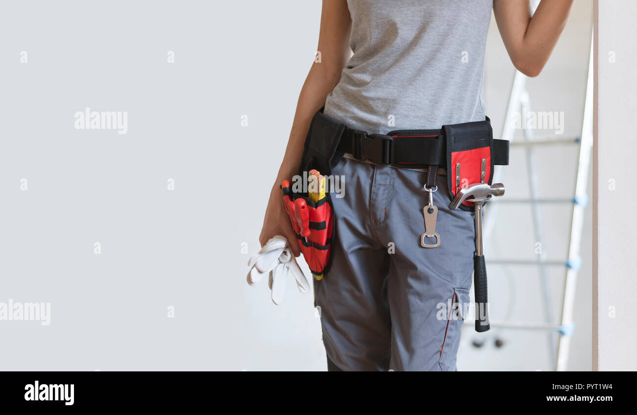 Femme portant une ceinture d'outils et debout, Home makeover et concept de  bricolage Photo Stock - Alamy
