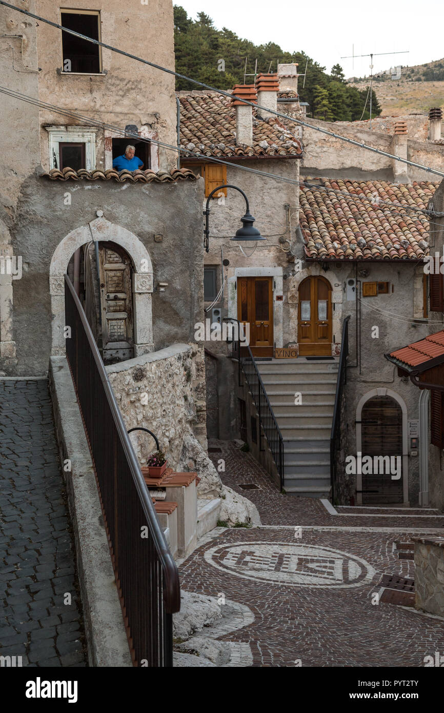 Ruelles pittoresques à Castel del Monte, les Abruzzes, Italie Banque D'Images