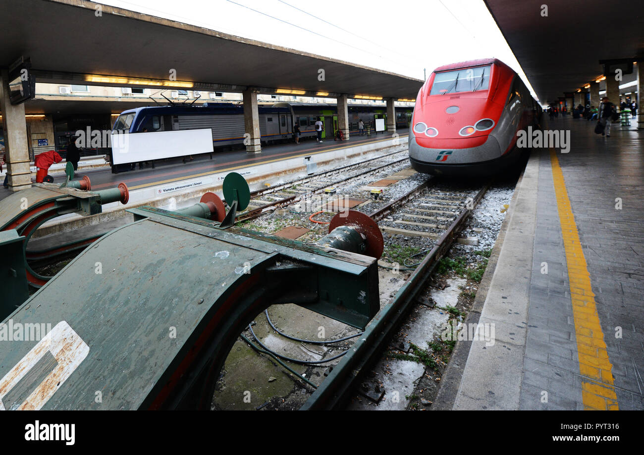 Un train à la gare Santa Maria Novella de Florence. Banque D'Images