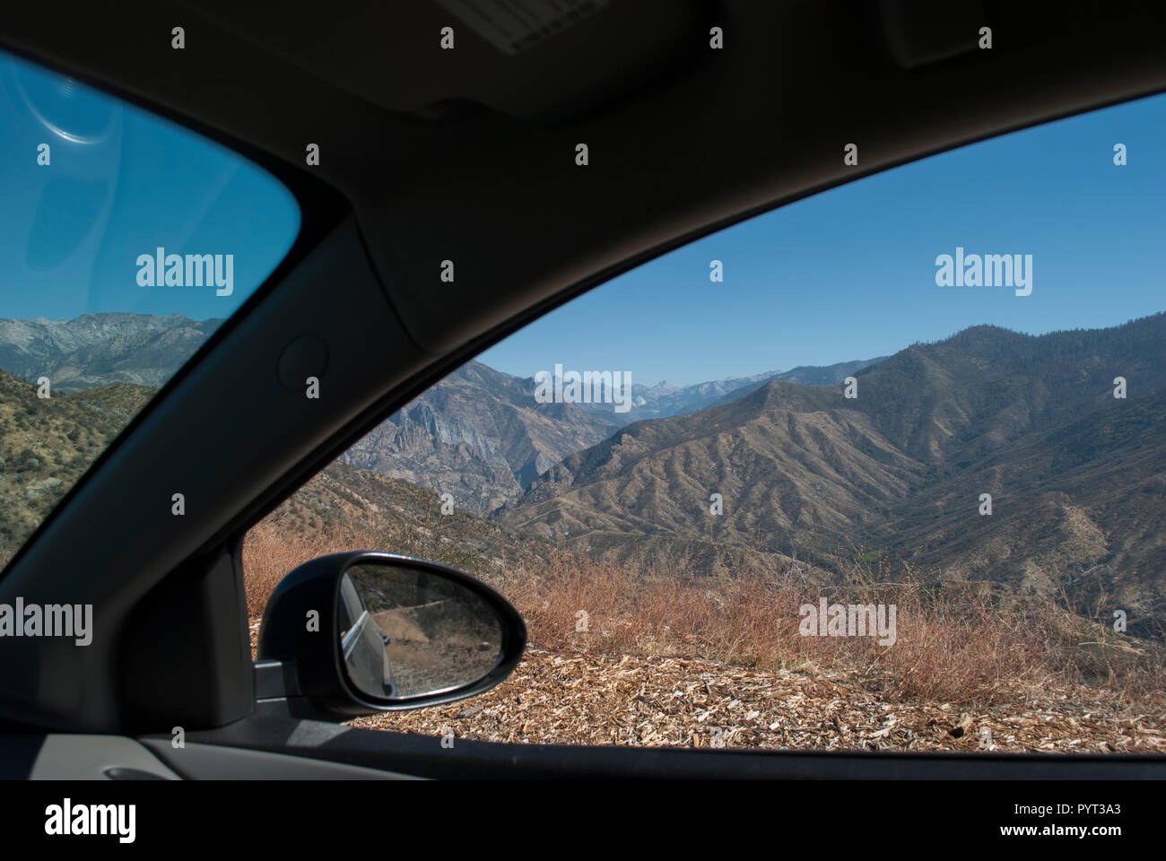 Vue à travers la fenêtre de voiture ouverte au paysage de montagnes Banque D'Images