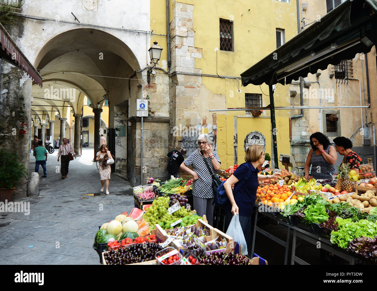 Un petit marché dans le centre de Pise, Italie. Banque D'Images