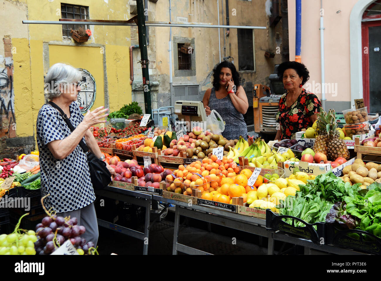 Un petit marché dans le centre de Pise, Italie. Banque D'Images