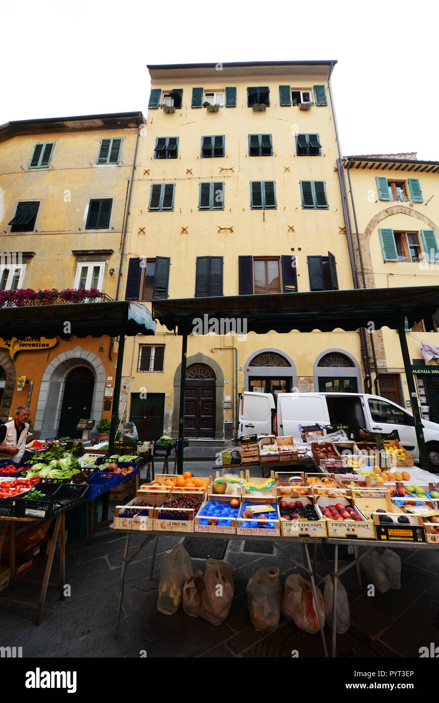 Un petit marché dans le centre de Pise, Italie. Banque D'Images