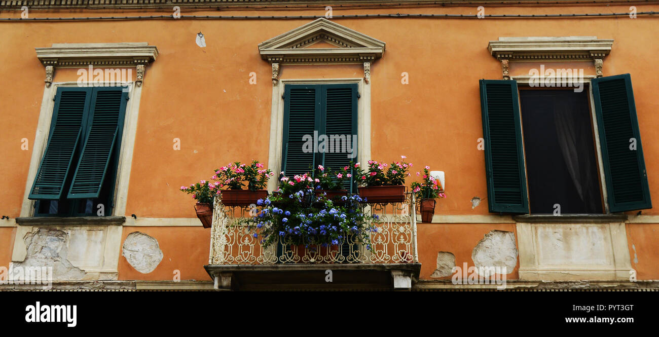 Une véranda colorée dans un vieux bâtiment à Pise, Italie. Banque D'Images