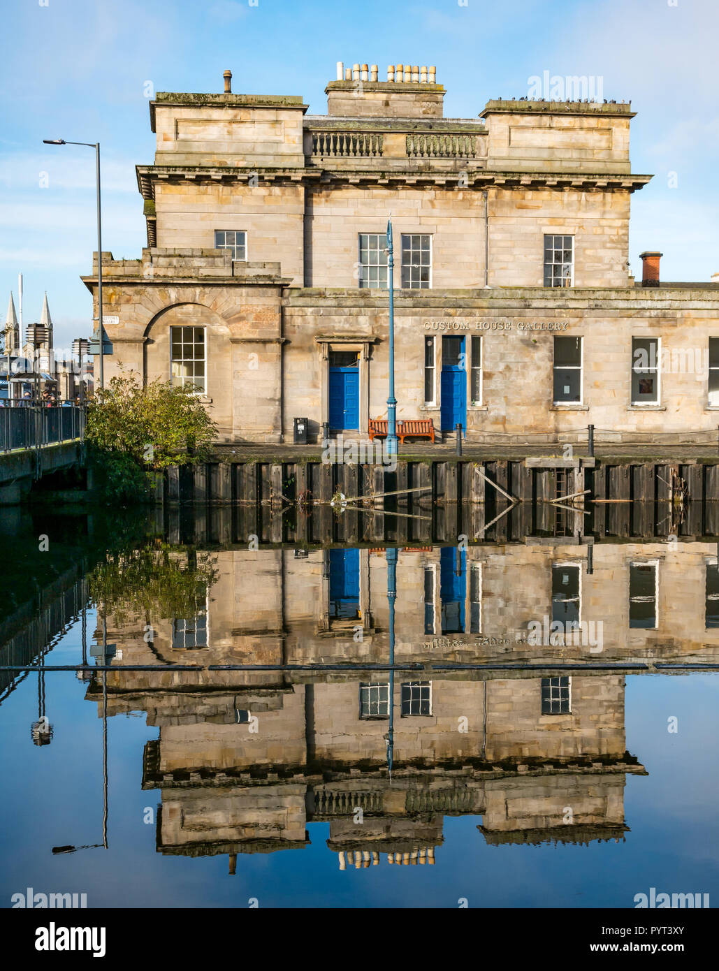 Leith Custom House reflète dans l'eau de Leith river le jour ensoleillé, ciel bleu, la rive, Leith, Edinburgh, Ecosse, Royaume-Uni Banque D'Images