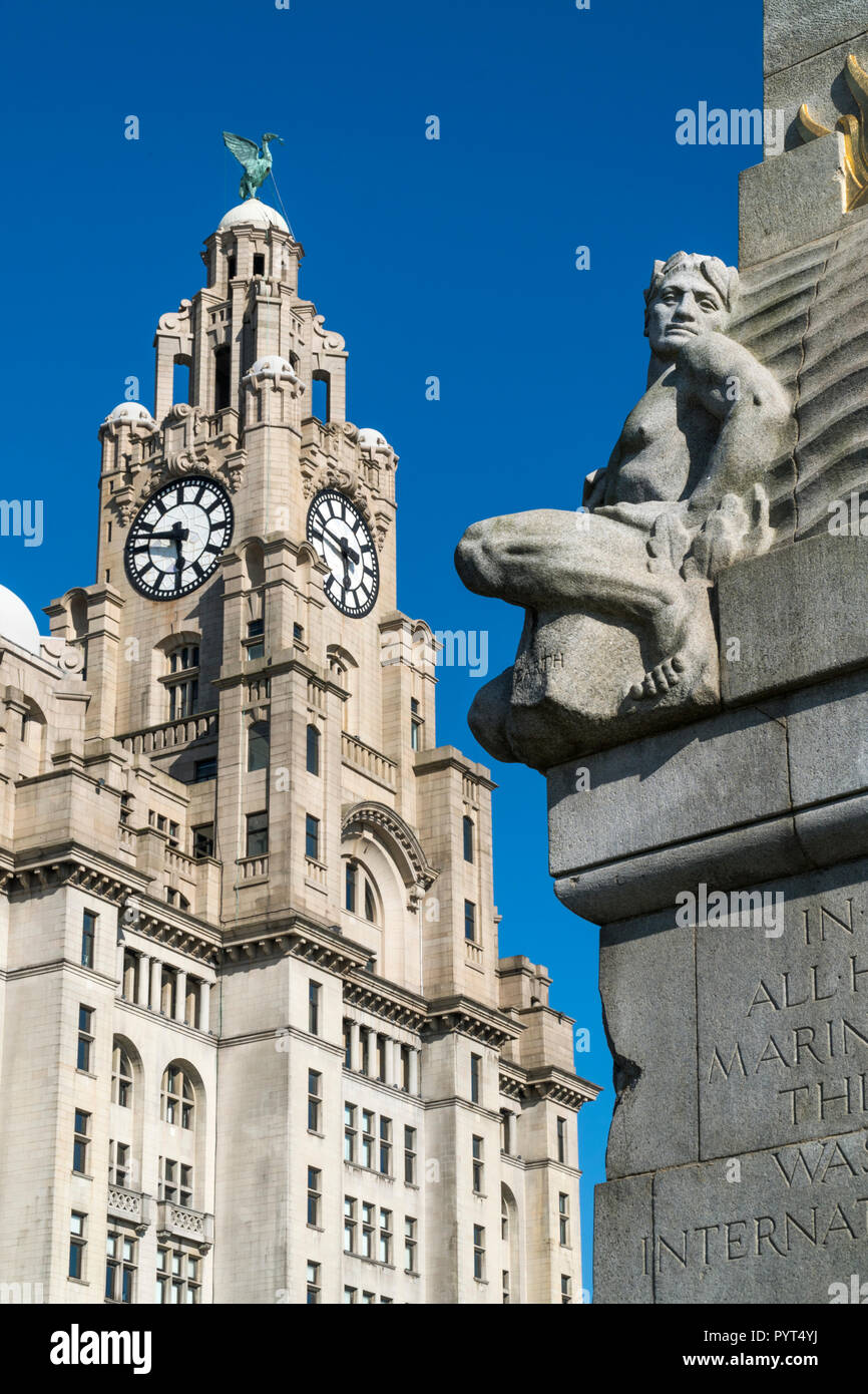 Titanic memorial par Goscombe John le Pier Head, Liverpool, Angleterre Banque D'Images