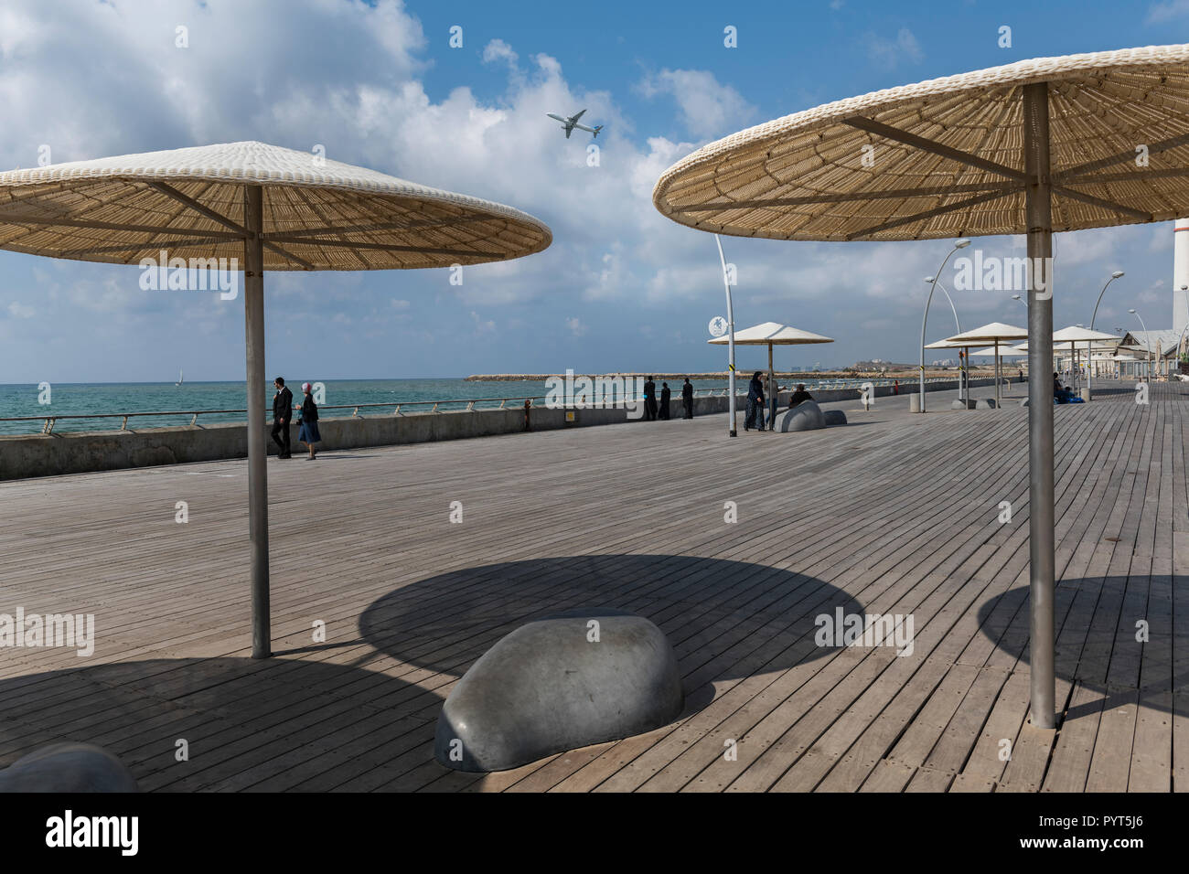 Des parasols et un banc en pierre sur la nouvelle promenade au port de Tel Aviv, Israël. Namal vieux port est une attraction touristique et un point de repère Banque D'Images