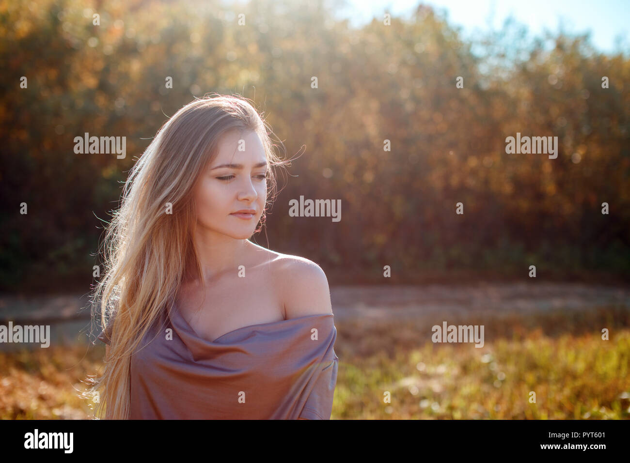 Portrait de jolie femme sensuelle posant dans le parc aux beaux jours d'automne. Golden sunset Banque D'Images