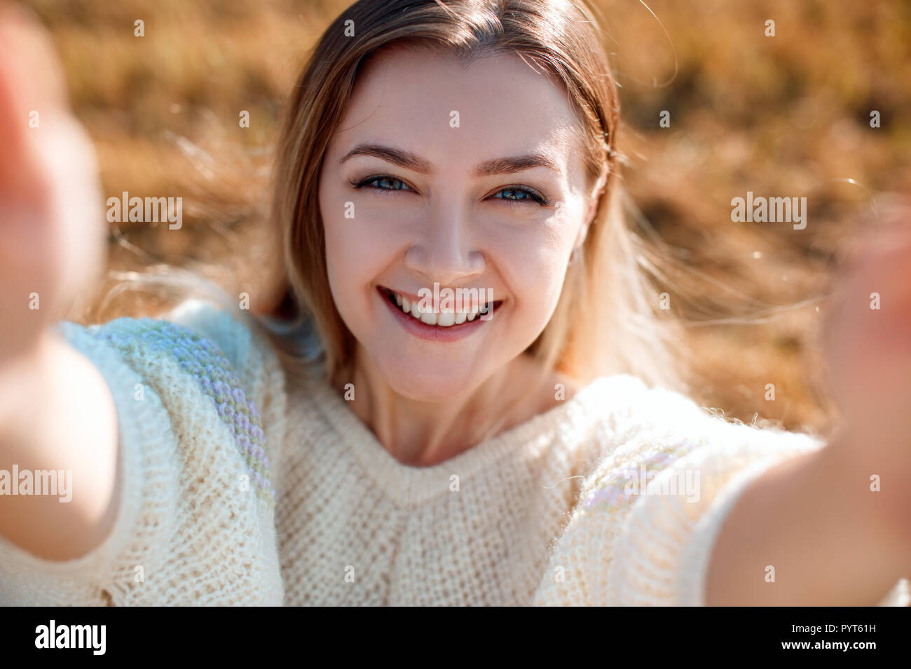 Happy smiling young woman selfies et apprécier la nature fait en automne. Banque D'Images