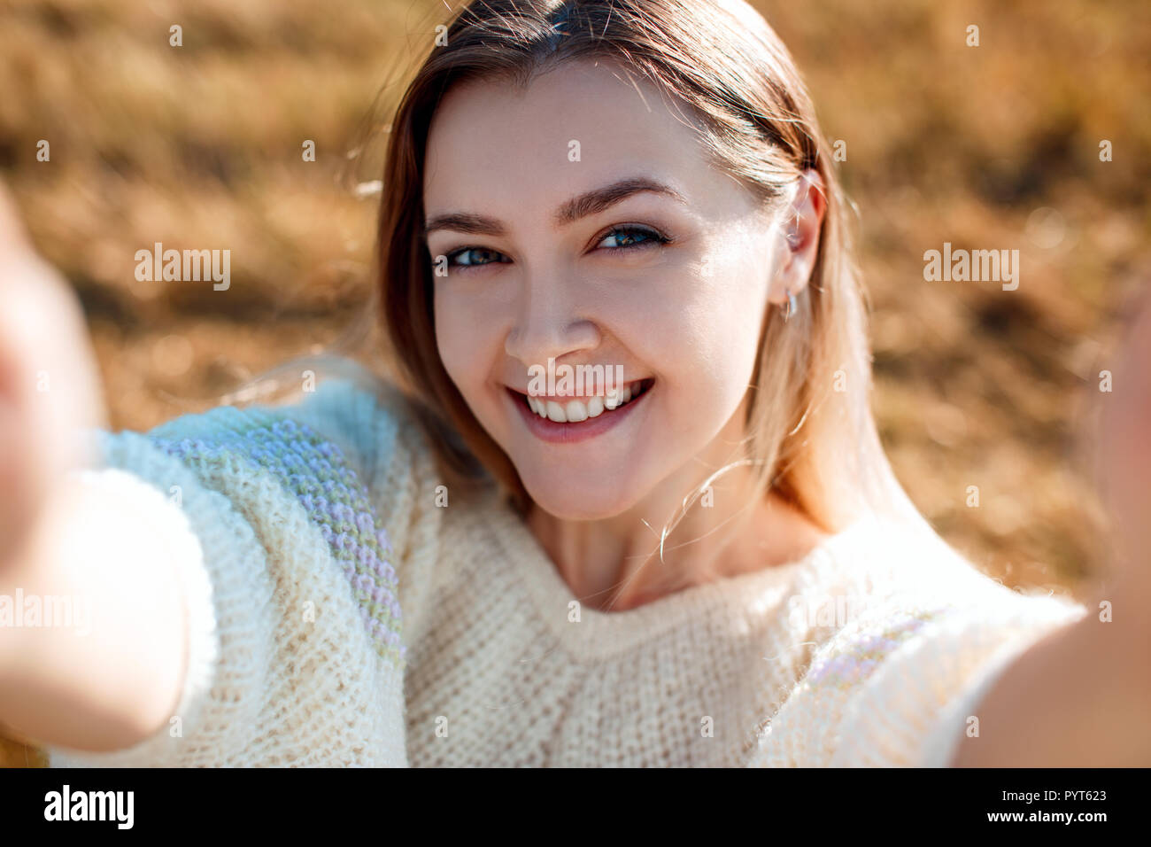 Happy smiling young woman selfies et apprécier la nature fait en automne. Banque D'Images