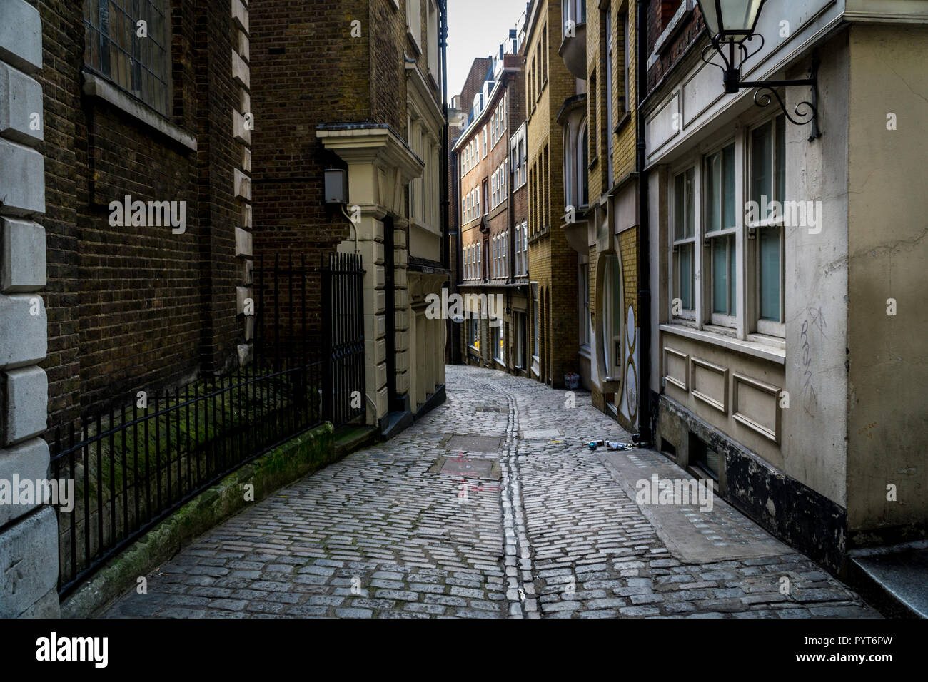 Une rue étroite à Londres Angleterre Royaume-Uni Banque D'Images